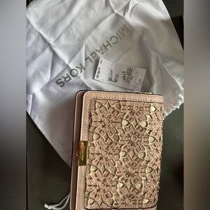 Michael kors light pink crossbody bag with gold chain
NWT, comes with MK bag